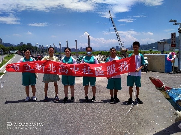 水岸公園撿垃圾淨灘後合影。