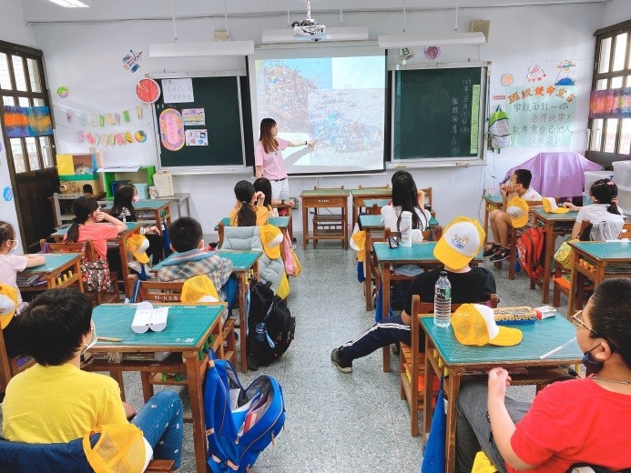 分析海岸上的垃圾大多為塑膠吸管、寶特瓶等垃圾，引導學生思考可以怎樣從源頭開始減塑