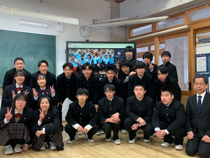 八里國中與日本山形縣戶澤學園師生線上交流合影1