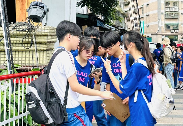 小組討論如何以永備尺測量吊橋長度