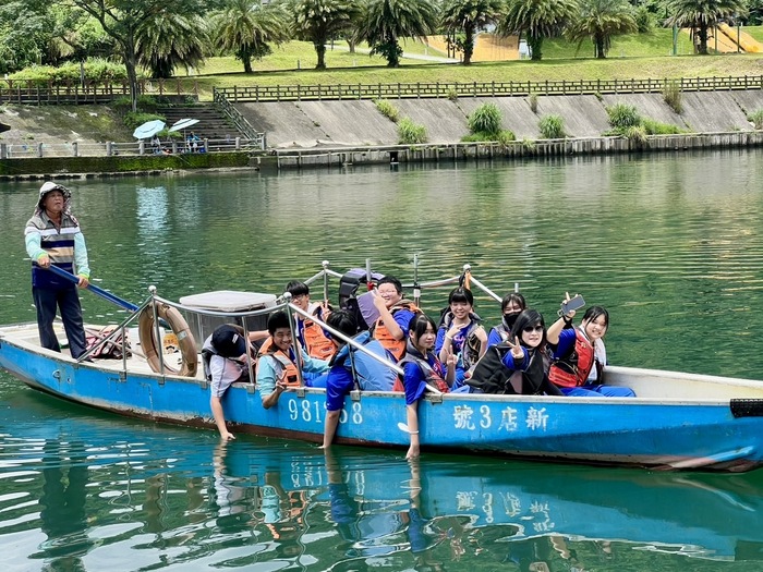 搭乘人力擺渡船