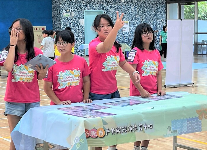 小組學生仔細觀察燈號閃爍，解密摩斯密碼