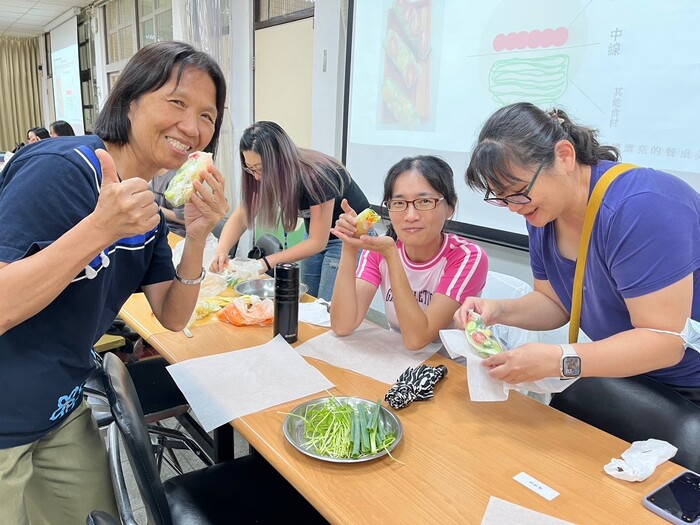 學員開心品嚐自己動手做的繽紛百搭生春捲