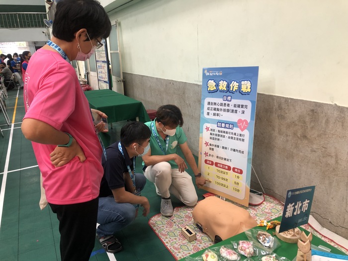 今年夏綠地的體驗活動闖關競賽之一「急救作戰」 把安妮請去會場了!!!讓現場來賓一起搶救安妮~~