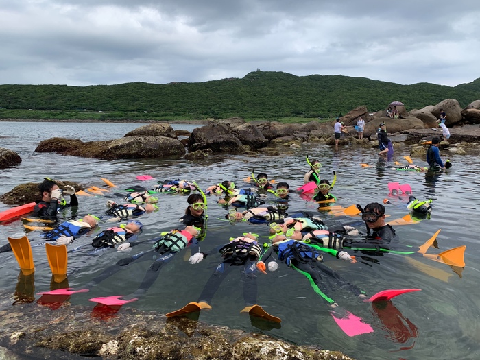 福連國小辦理浮潛活動，帶領參加暑期育樂營孩童進行漂浮