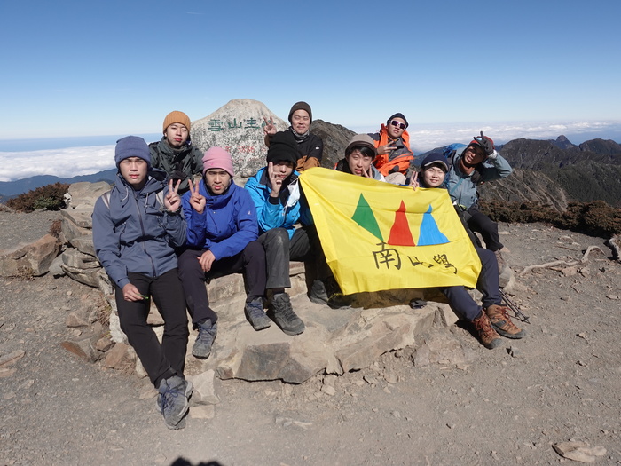 南山高中張嘉仁老師帶領學生登頂雪山主峰